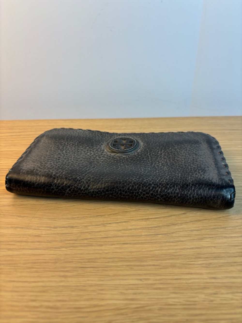 Tory Burch Chelsea Black/Gray Pebbled Leather Zip-Around Wallet Whipstitch Trim - Picture 7 of 13
